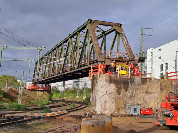 Erneuerung der Eisenbahnbrücke am Kölner Eifelwall (© DB AG)